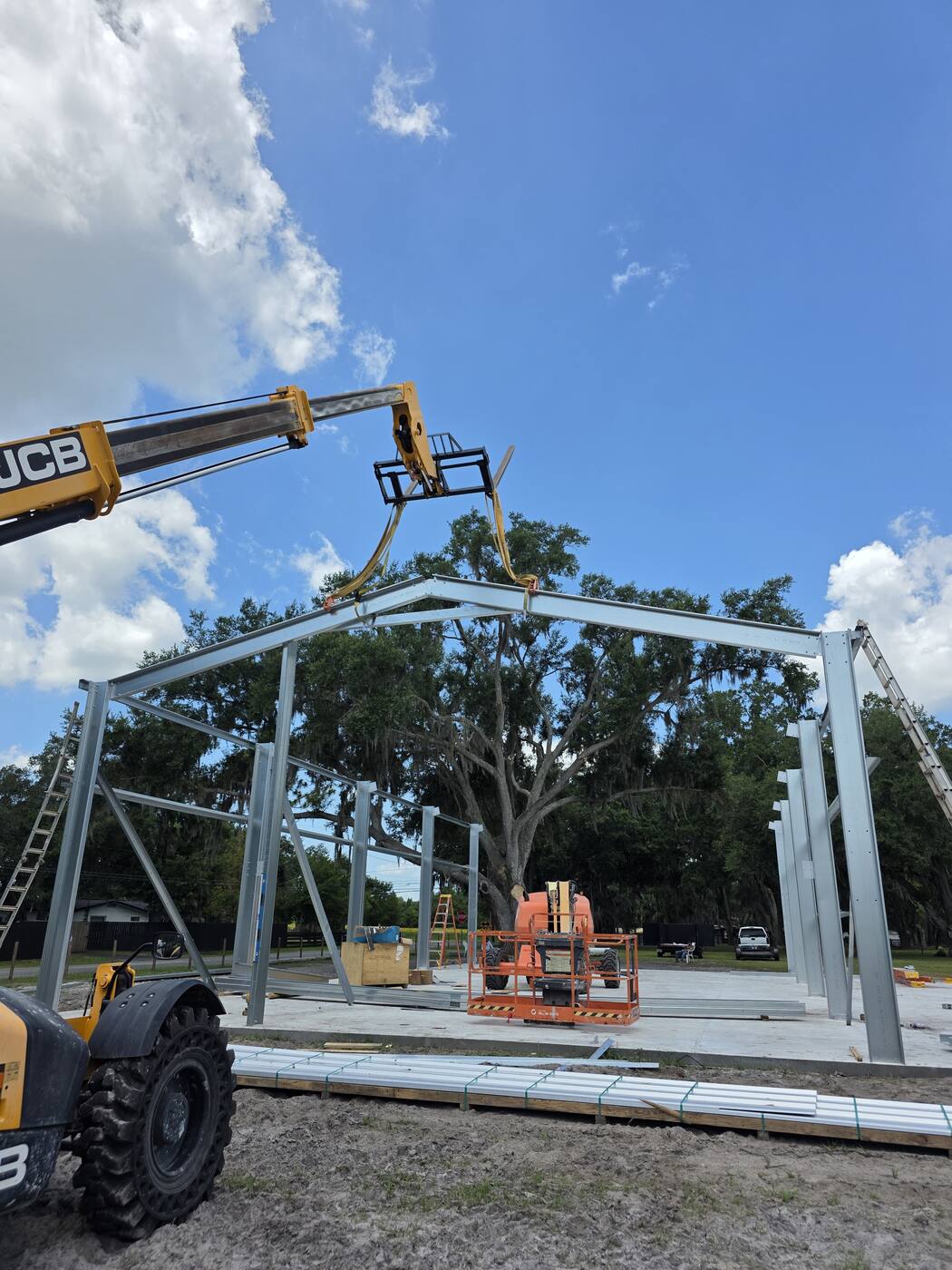 Setting gable frames with a telehandler