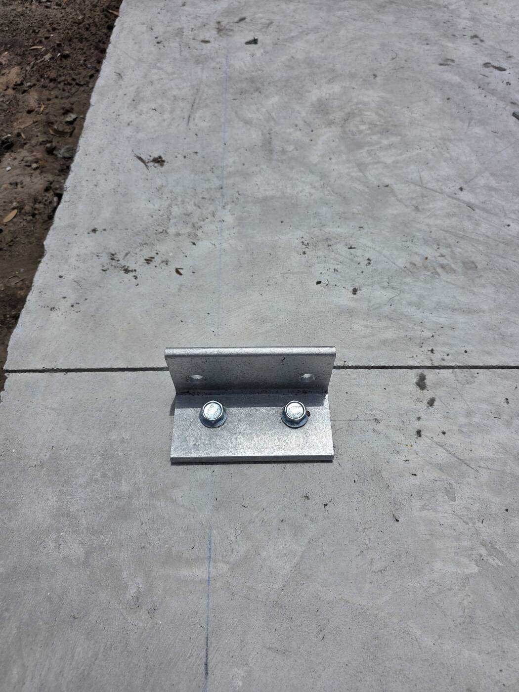 Bolted column base-plate connection